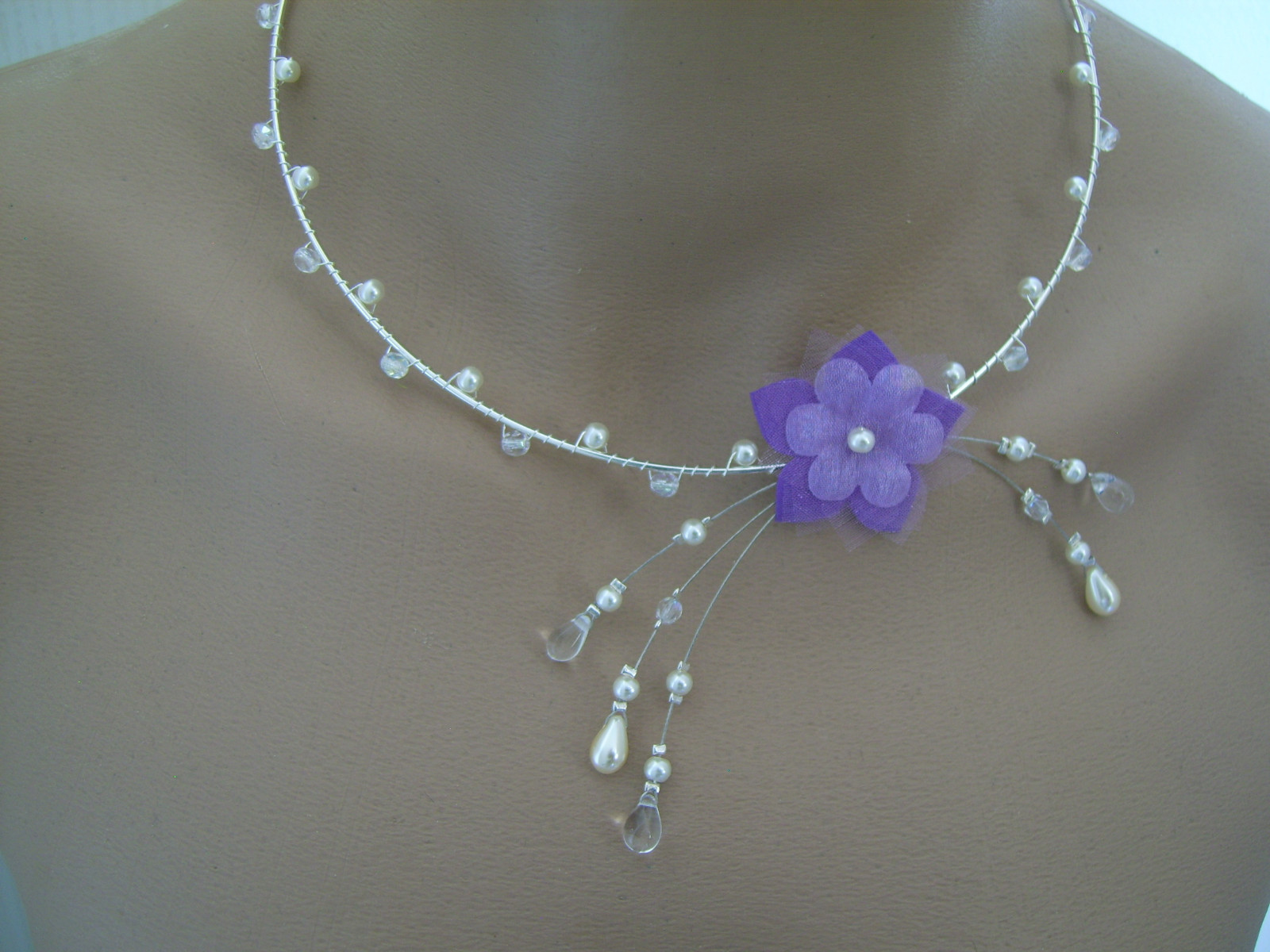 Collier de mariage fleur blanche et parme pour sublimer un décolleté de soirée