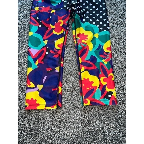 Leggings The Triflare Tribe Athletic Yoga Capri coloridas/bolinhas tamanho médio - Imagem 3 de 4