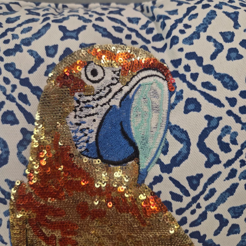 Almohada Allen + Roth Animal Print Azul Cuadrada Pájaro Parot Lentejuelas Acento Foto 3 de 4