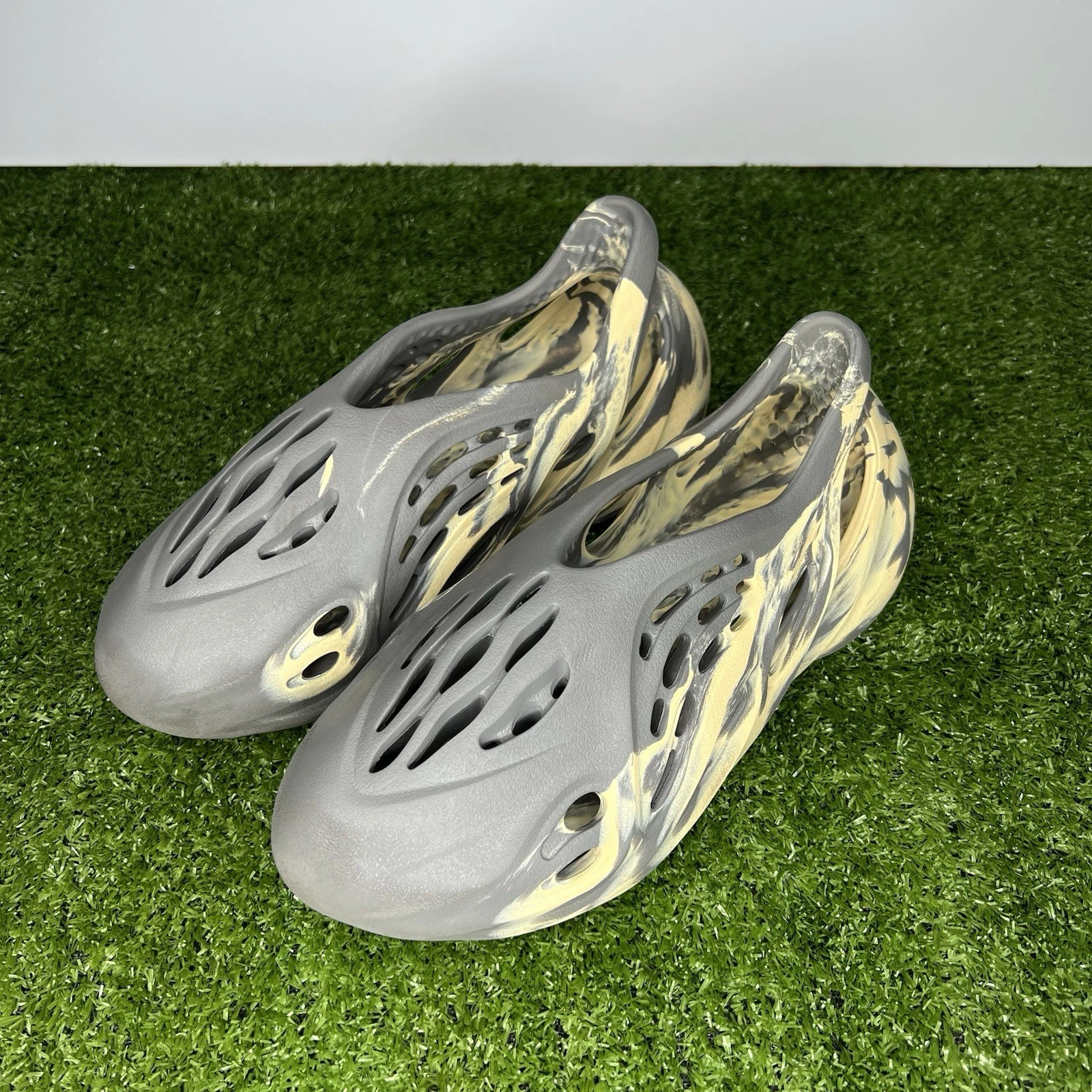 Adidas Yeezy Foam RNNR MXT grigio luna PULITE taglia 9 UOMO