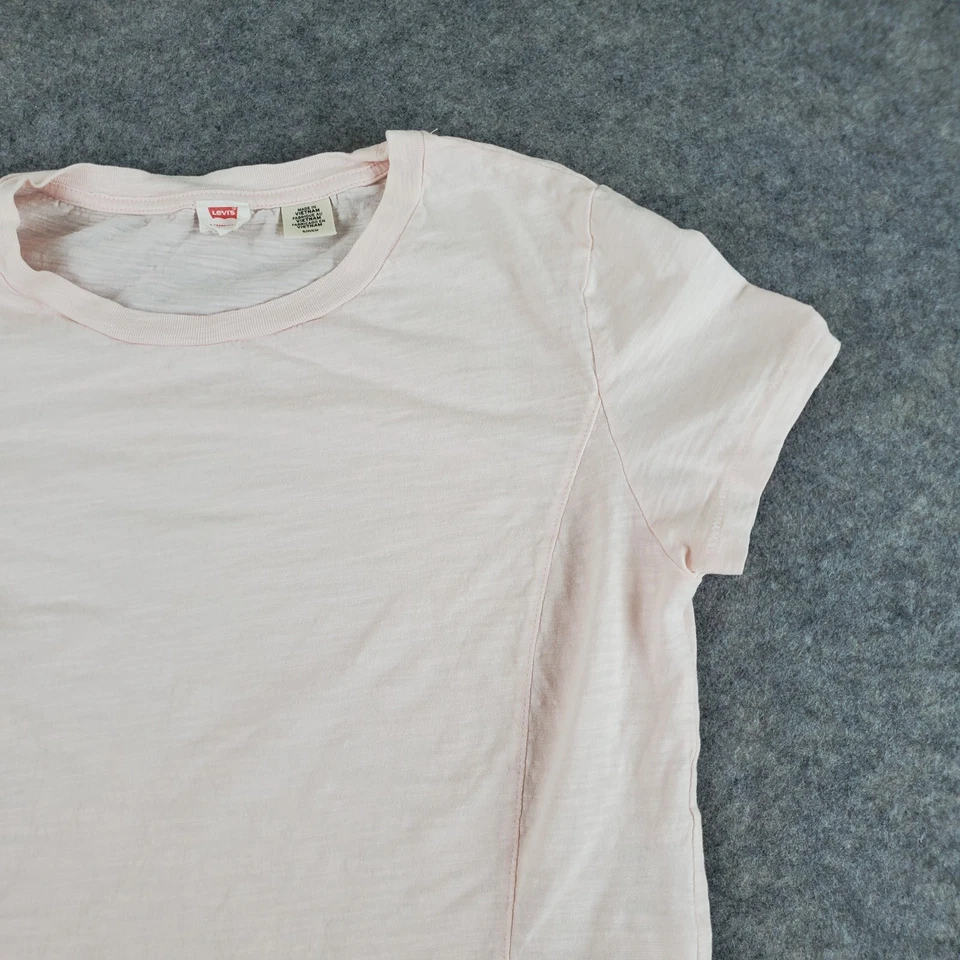 Camisa Levi's para mujer pequeña rosa lisa cuello redondo manga corta suéter elástico Foto 3 de 4