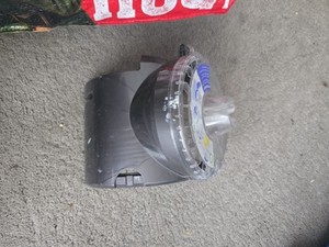 Dyson dc33 Kupplungsversion Staubsaugerteil Filterabdeckung montiert auf Motorverkleidung