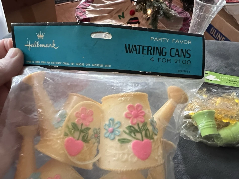 Lote de regalos de fiesta vintage con sello latas de riego flores anillo Foto 3 de 4