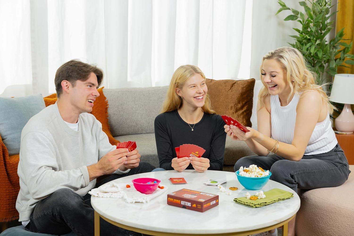 Exploding Kittens Jeu de Base Asmodee - Jeu de Societe de Cartes dAmbiance Hilarant et Rapide