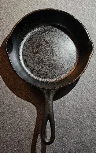 Wagner #5 Hammered Cast Iron Skillet, Unmarked Smooth Bottom