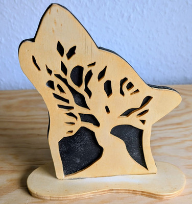 Holz Dekofigur Wolf auf Sockel beige/schwarz freistehend Naturmotiv