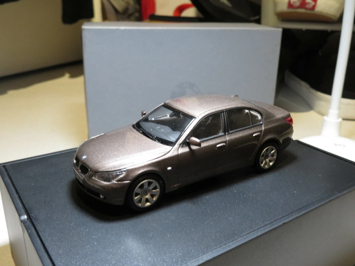 1/43 kyosho BMW 5 Series (E60) diecast - dealer version