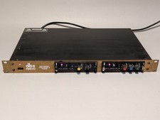 DBX FS900 dotato di 1 x DBX 902 De-Esser e 1 x modulo compressore DBX 903 