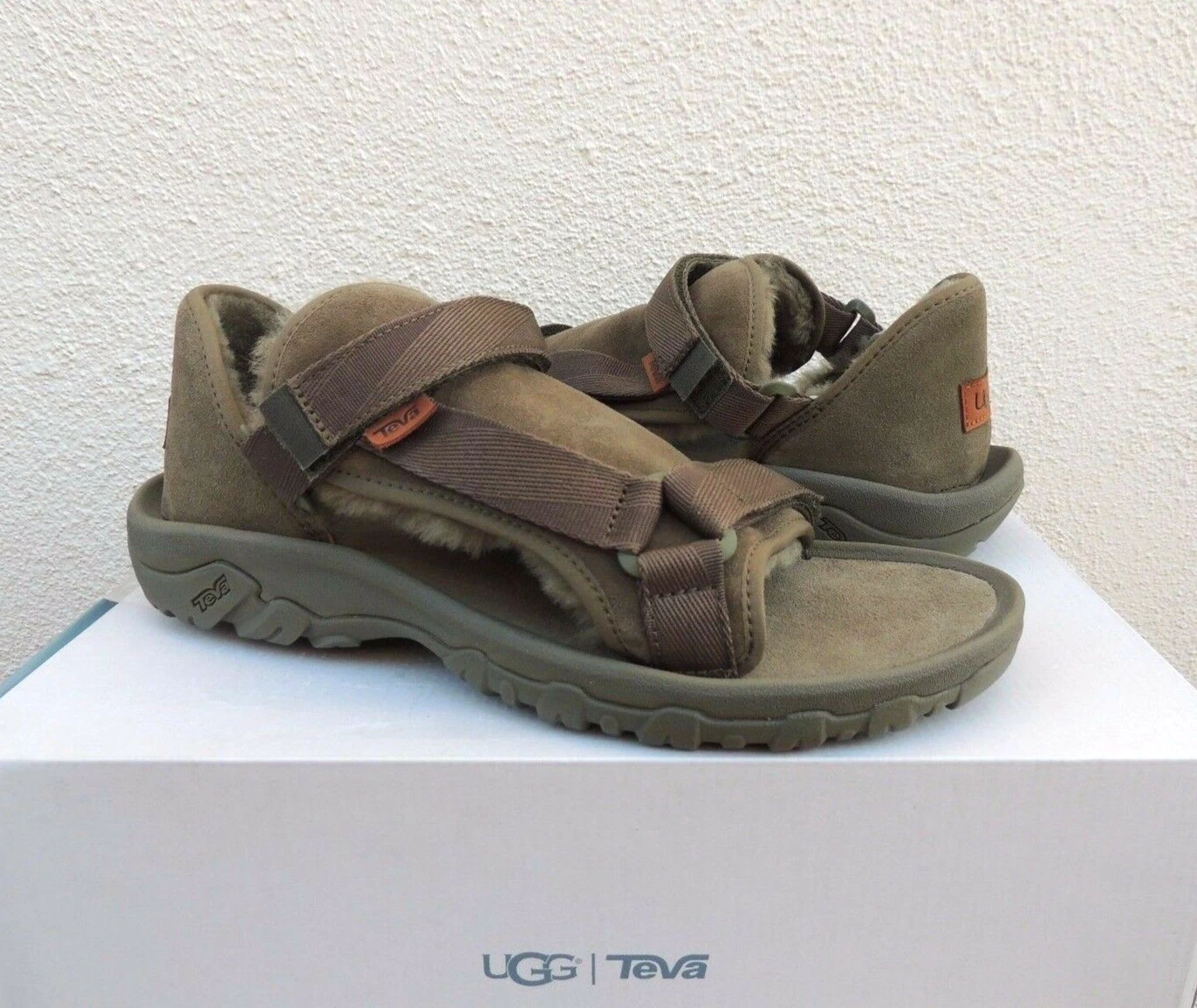 SANDALI CON CINTURINO IN PELLE DI PECORA TEVA UGG COLLAB OLIVA UNISEX US UOMO 4 DONNA 6 ~ NUOVI CON SCATOLA