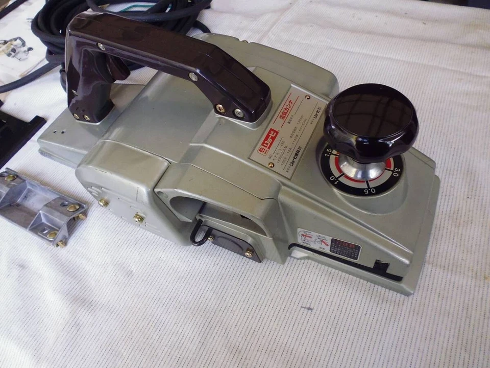 Raboteuse RYOBI 5 1/4 L-480 136 mm bon fonctionnement !! 50-60Hz 12A 100V 160... - Photo 3/4