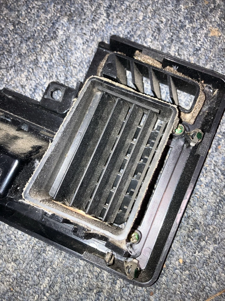 1986-1993 Mazda B2000 B2200 B2600 left driver outer dash vent w bezel Black Foto 4 de 4