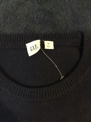 Gap NWT Unisex navy blue sweater with rainbow colored ‘LOVE’ on front XS - Picture 5 of 9