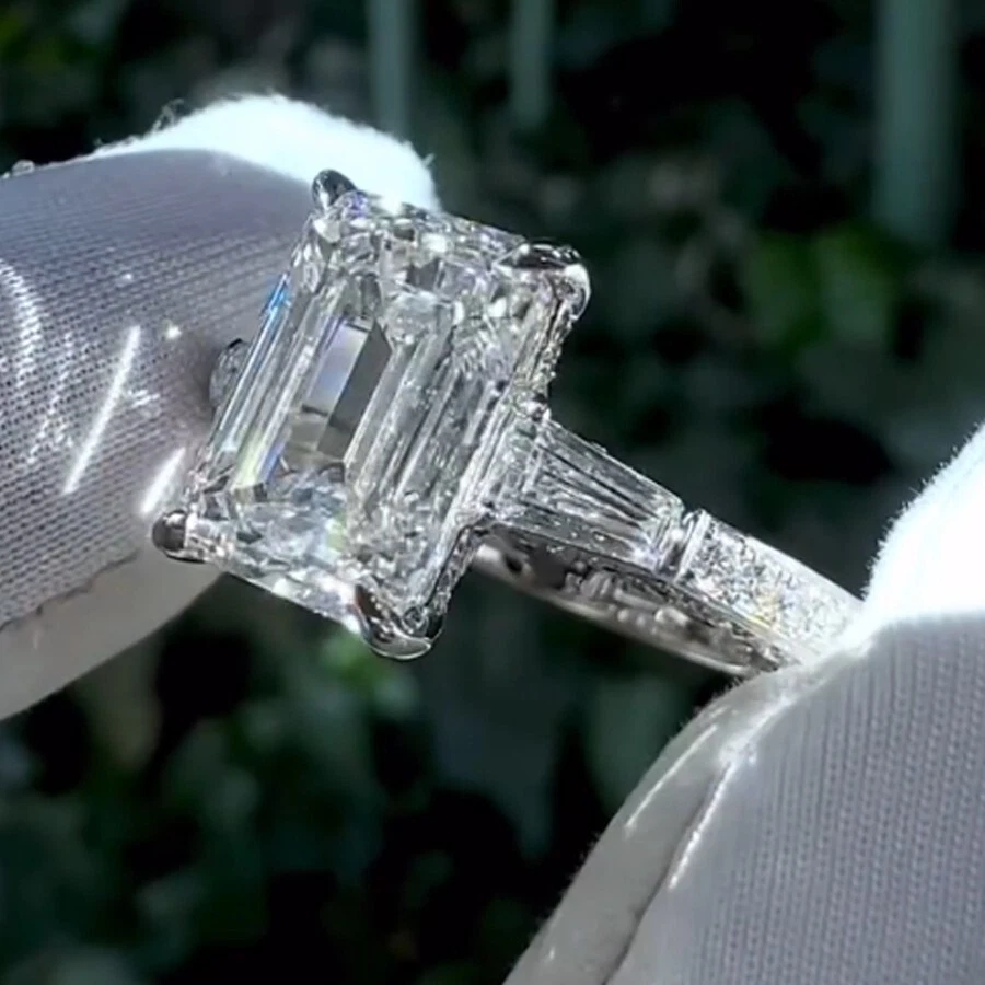 Помолвочное кольцо из муассанита с тремя камнями изумрудной огранки 4,56 карата с покрытием из белого золота 14 карат - Изображение 3 из 4