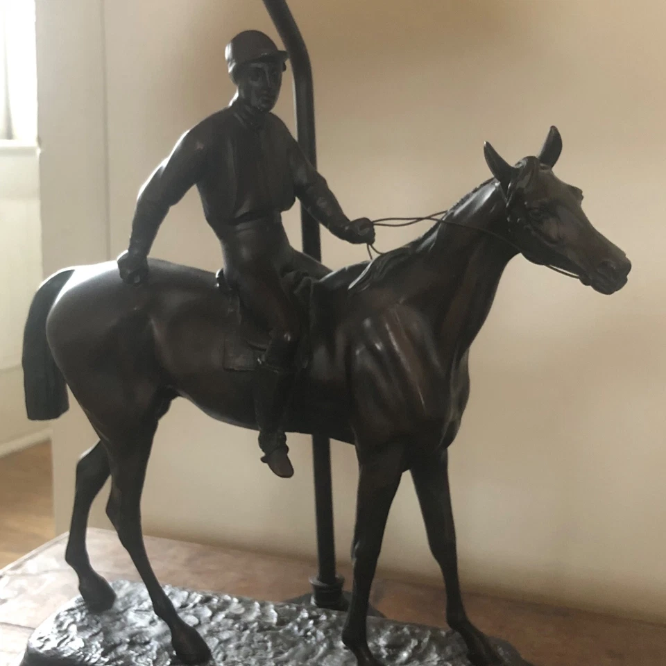 Lámpara de mesa escultura caballo ecuestre y jinete paddock iluminación post hora Foto 4 de 4