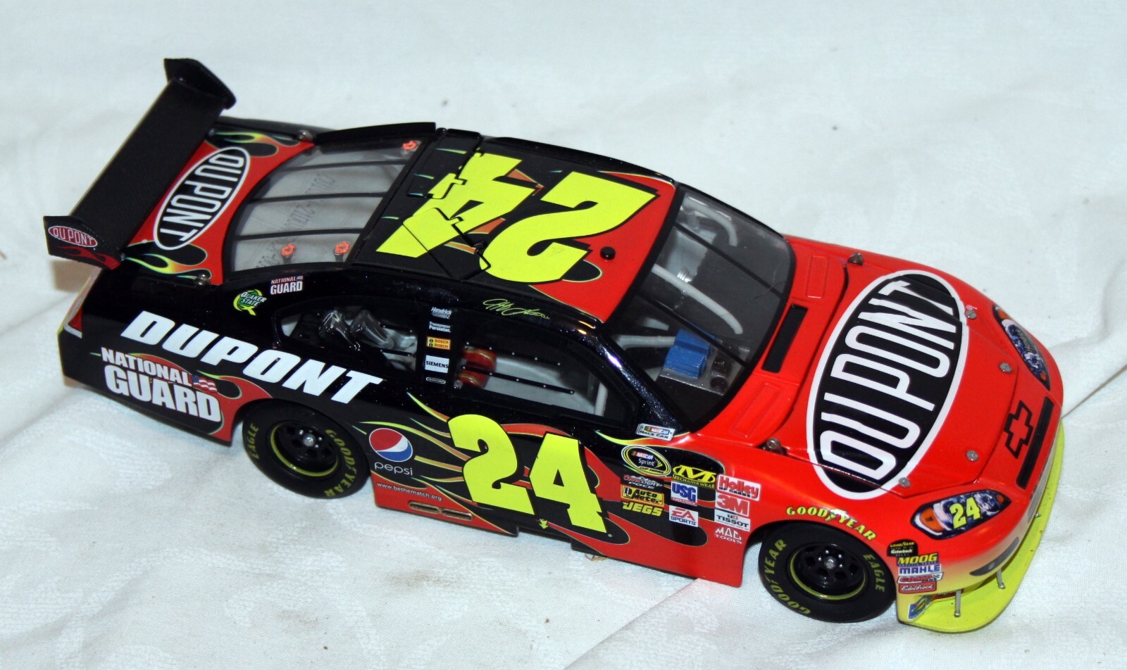 Dealers JEFF GORDON #24 1:24 Scale NATIONAL GUARD DUPONT 2010 CHEVY IMPALA 1/146