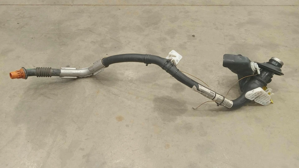 07-12 Mercedes Benz W251 R350 Diesel Conjunto de cuello de llenado de combustible OEM 2514702220 Foto 3 de 4