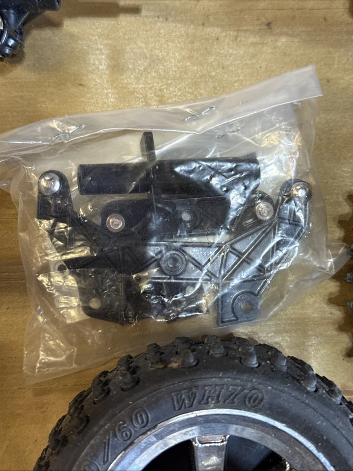 Lote de piezas Radio Shack. Neumáticos, juego de amortiguadores y carcasa de parachoques. Foto 2 de 4