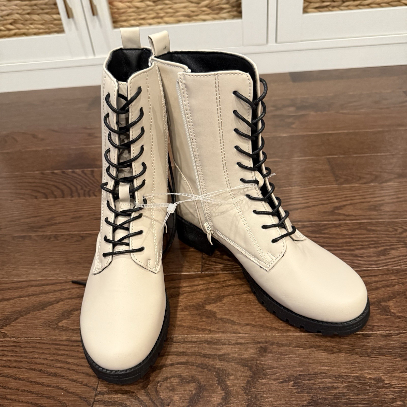 SAOLA Stivali da combattimento alti donna avorio taglia 7 5 neri lacci suola grossa nuovi senza etichette