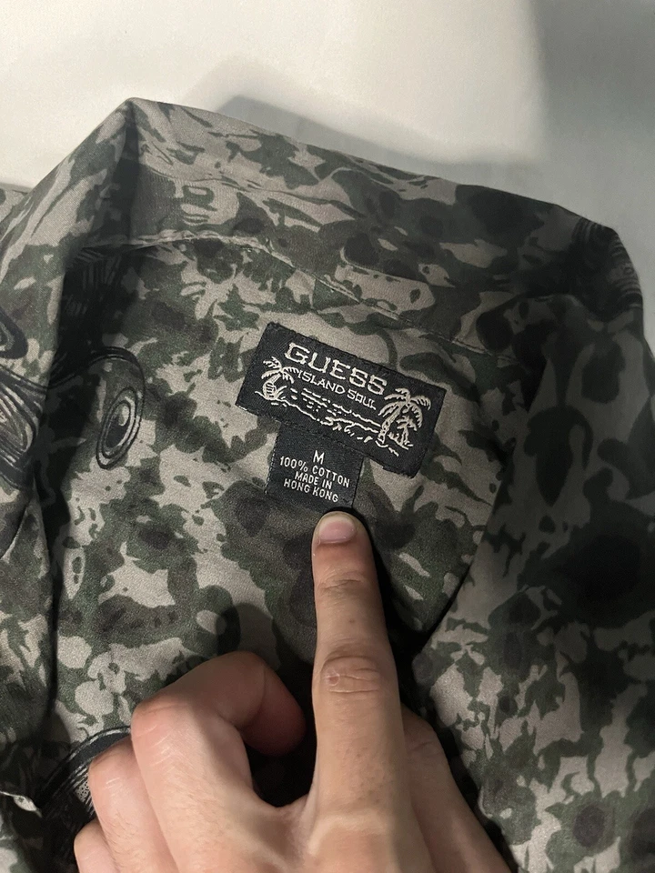 Guess Island Soul Woodland 迷彩纽扣衬衫中号 — 第 2/4 张图片