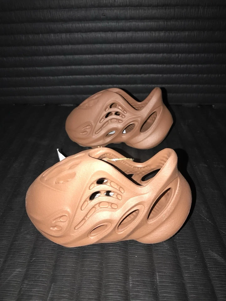 Nuevo con etiquetas Adidas Yeezy Espuma Corredor Marrón Infantil Juvenil Talla 3K Sin Caja Foto 3 de 4