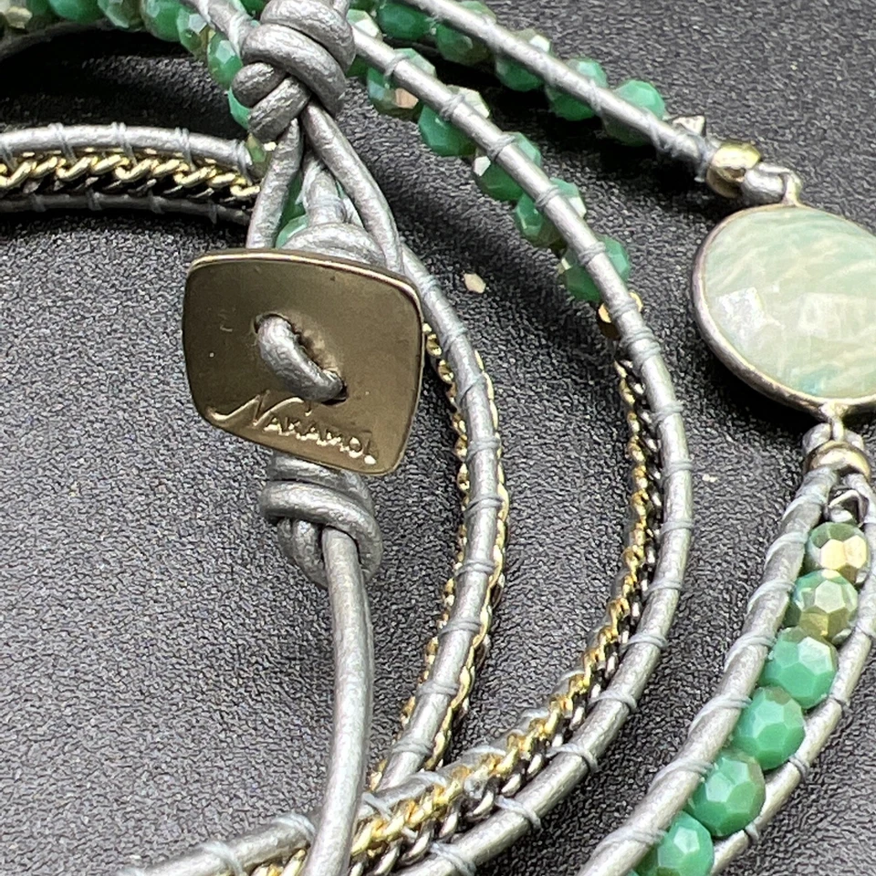 Браслет-обертка Nakamol с зелеными хрустальными бусинами сплетенный на серой коже - Изображение 2 из 4