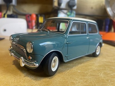 AUSTIN Mini Cooper S Mk1 1963 in green with a white roof - Cult Scale 1:18
