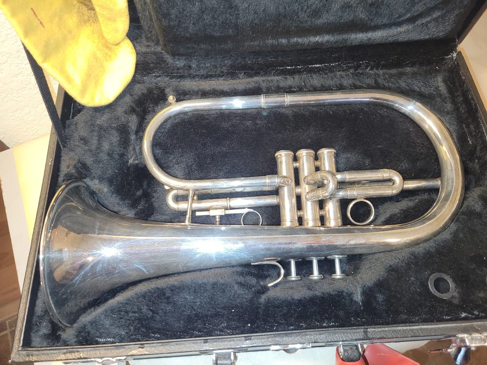 Jupiter Modelo SFH-746 Flugelhorn COMO NUEVO con Estuche Acabado Plateado Foto 3 de 4