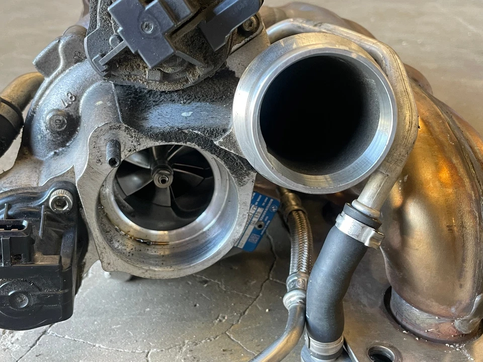 Conjunto turbocompresor motor BMW 640i F06 16 17 18 3,0 L 1579 OEM Foto 4 de 4