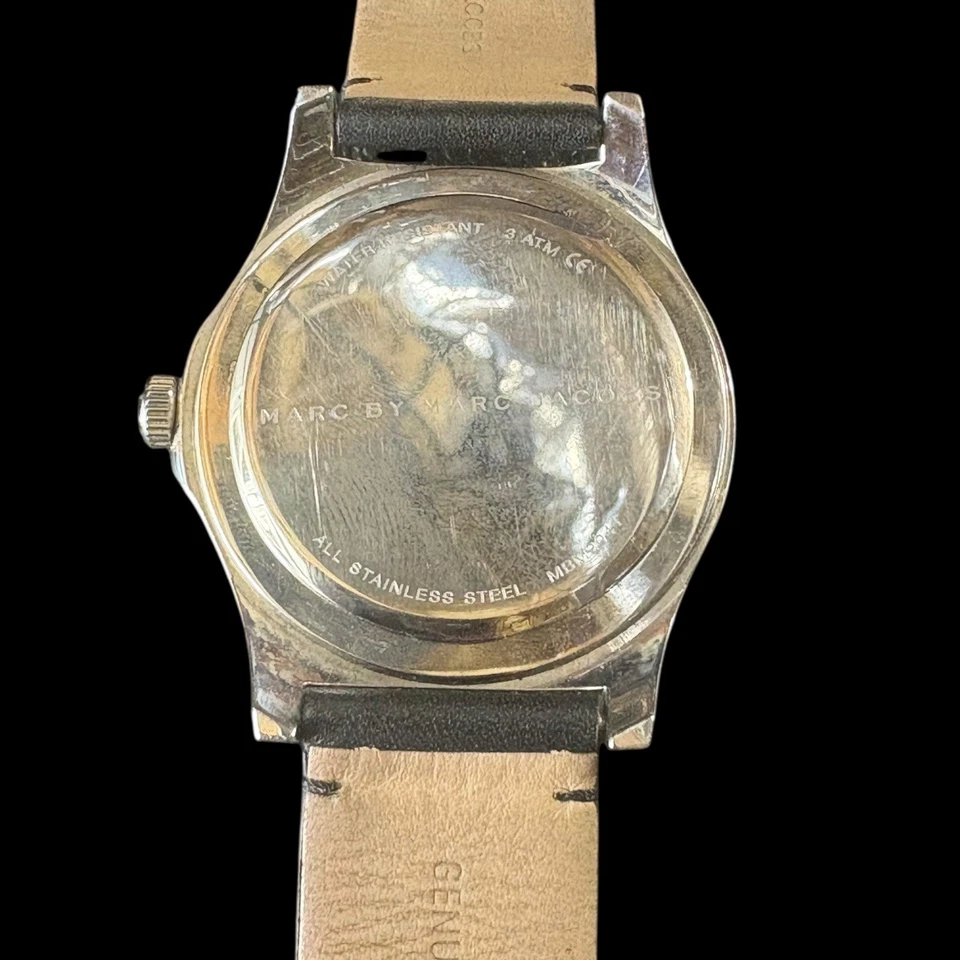 Reloj pirata Marc Jacobs calavera y huesos cruzados Y2K plata esfera negra unisex Foto 3 de 4