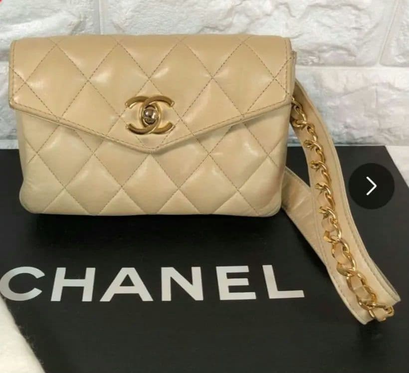 Auténtico bolso de cintura acolchado CHANEL piel de cordero beige dorado herrajes bolso de cinturón bidireccional