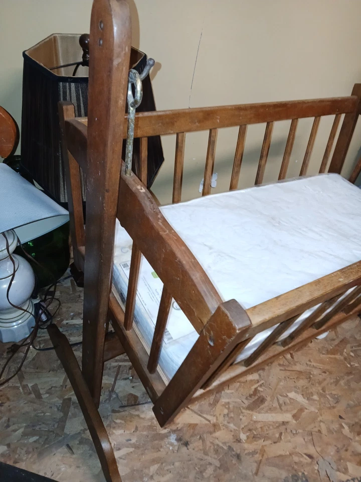 Cuna de madera vintage Jenny Lind Stlye con colchón liso Foto 2 de 4