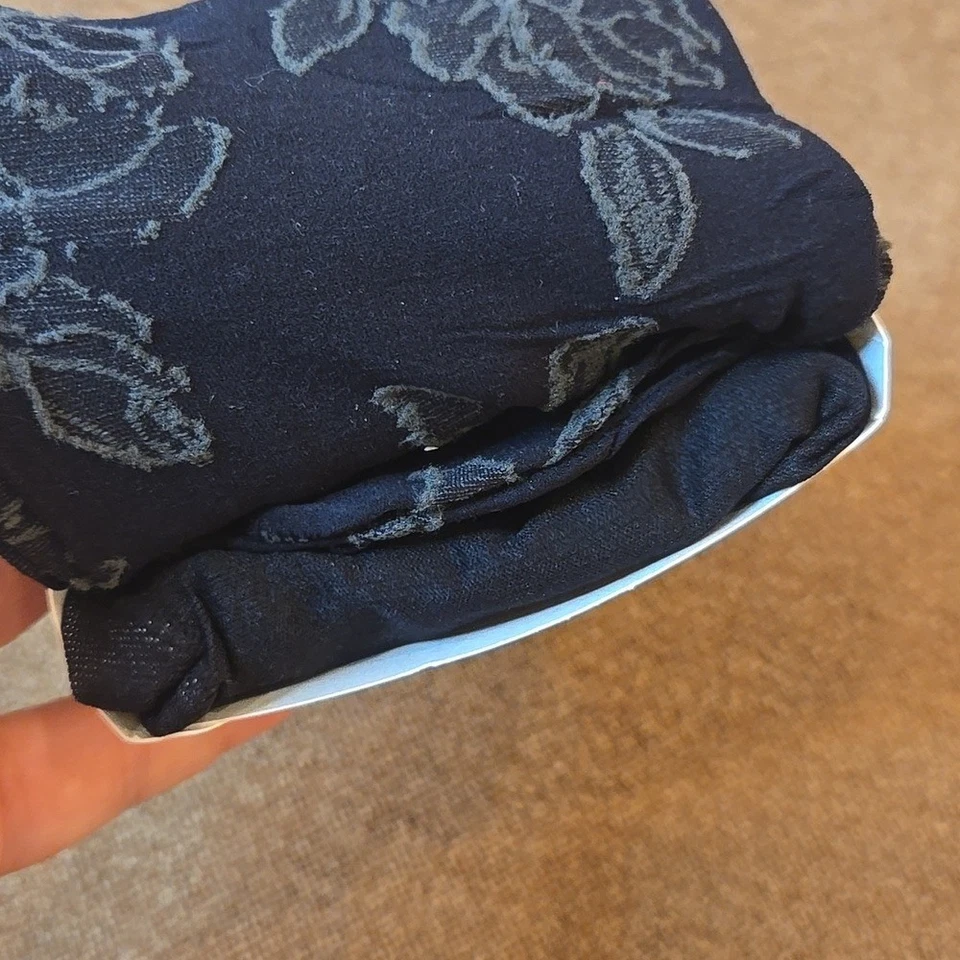 ONE PAIR of Hue Black Floral Rose Tights w Control Top NWT Whimsigoth Size S/M - Image 3 of 4