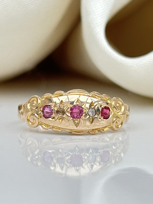 Antiker Ring 9 kt Gelbgold Rubin und Diamant Stern 5 Steine