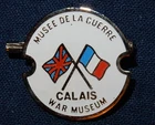 WW2 CALAIS WAR MUSEUM MUSEE DE LA GUERRE ENAMEL MILITARY PIN BADGE