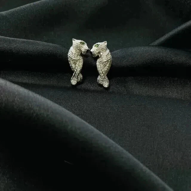 Pendiente redondo de pantera de diamante simulado de 2,80 quilates enchapado en oro blanco de 14 k Foto 3 de 4