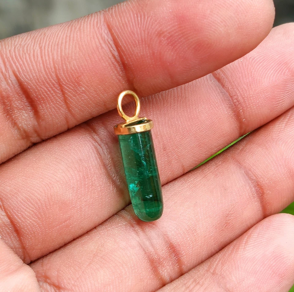 Dije de oro esmeralda lápiz natural, colgante de oro macizo de 18 k hecho a mano Foto 3 de 4
