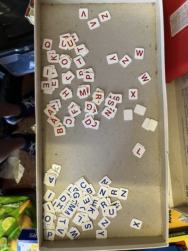 MB Games - Hangman Board Game 1977 (missing 1 Letter Tile) - Picture 3 of 3