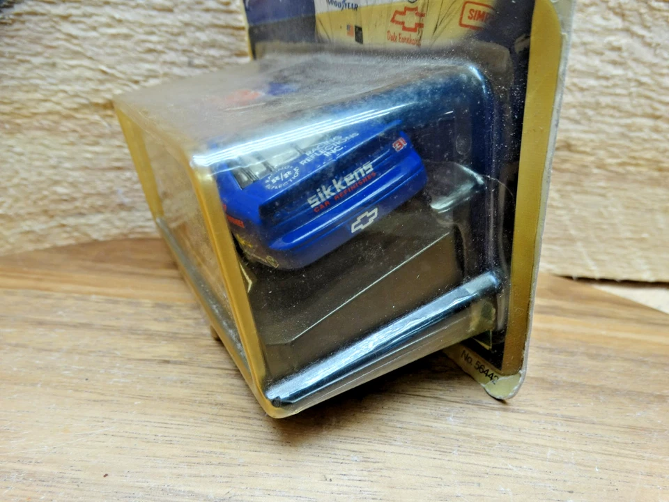 Winners Circle NASCAR Dale Earnhardt Jr. Sikkens Monte Carlo con soporte Foto 4 de 4