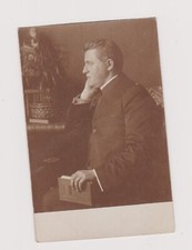 Photo-carte rare homme pensif avec ancien album photo vintage studio anonyme