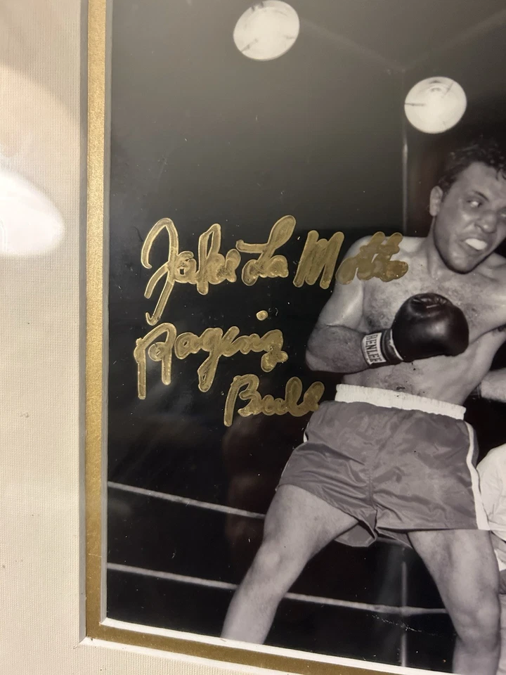 Foto firmada por Jake La Motta de 8x10 con inscripción Raging Bull enmarcada con certificado Foto 3 de 4