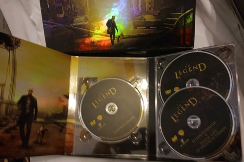 I AM LEGEND 3 Disc Ultimate Collector's Edition w/44 Page Sketch Book Open Box - Picture 7 of 7