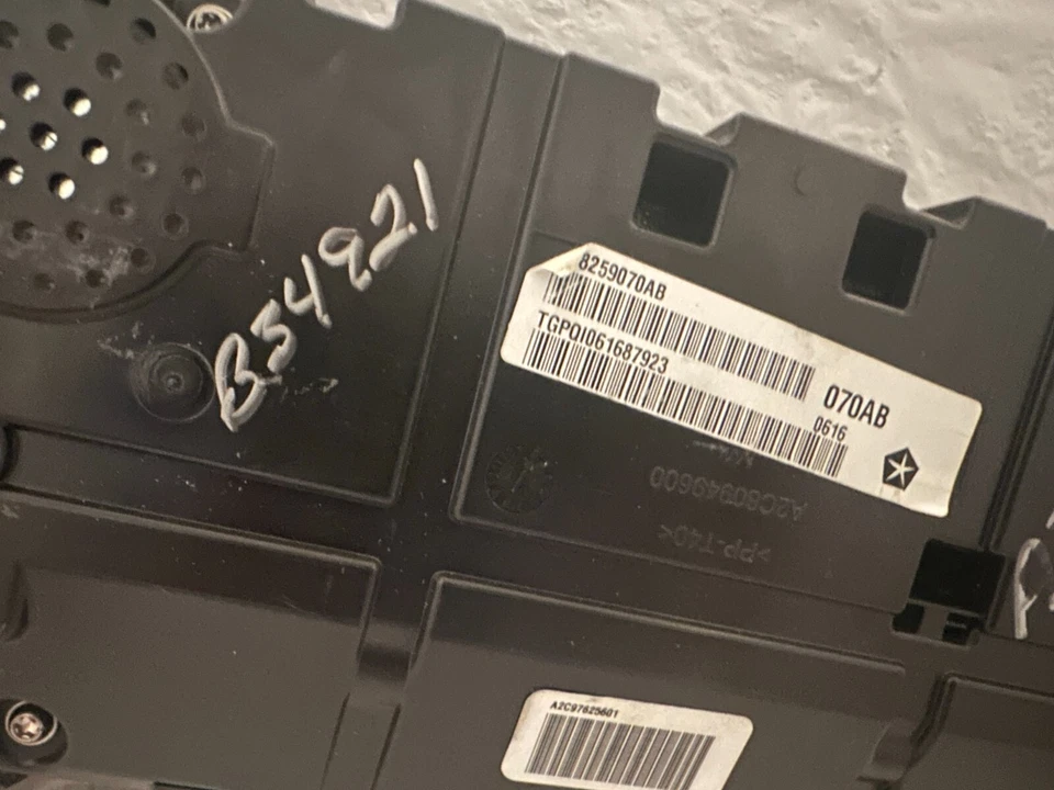 Cuadro de instrumentos velocímetro indicadores de tablero Chrysler 200 2016 panel 95.696 millas Foto 3 de 3