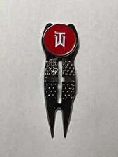 Crosshairs Divot Tool & TW Tiger Woods Nike 1" Flat Coin Golf Marker - A Beauty!