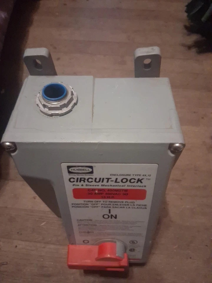 Enclavamiento mecánico Hubbell Circuit-Lock™ pin & Sleeve, que combina un... Foto 2 de 4