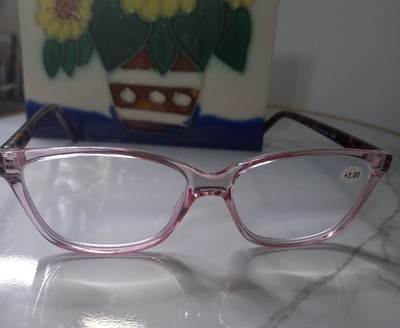Reading glasses for individuals with presbyopia +3,00.