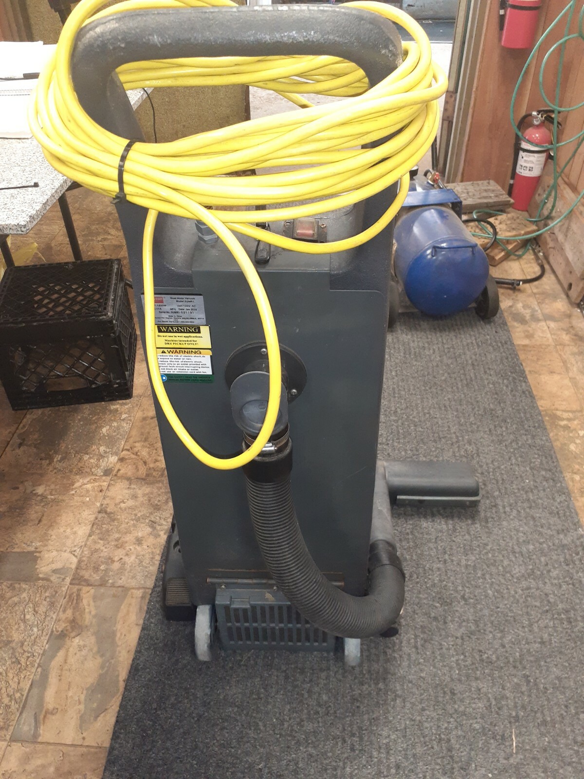 DAYTON 5UMR1 DUAL MOTOR, WIDE AREA VACUUM, 26" CLEANING PATH, 2 STAGE