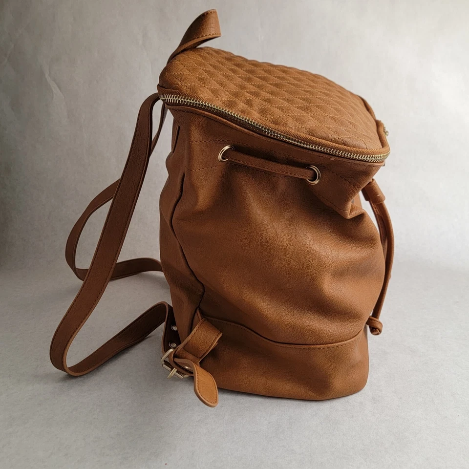 Mochila FOREVER 21 imitación cuero tostado dorado herrajes correas ajustables acolchada superior Foto 3 de 4