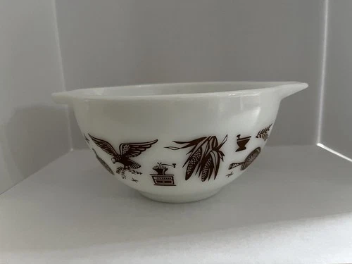 PYREX Early American Cinderella Mixing Bowl 1.5 Pt. White Brown Double Spout 441