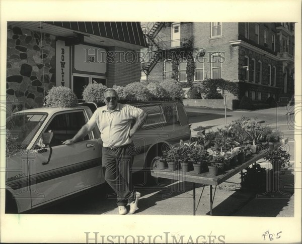 Foto de prensa 1985 Howard Pantle vende plantas en el mercado de agricultores de Port Washington