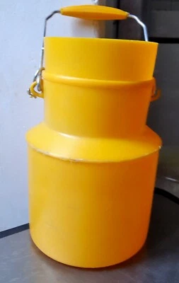 Pot à lait vintage en platique jaune. - Photo 1/4
